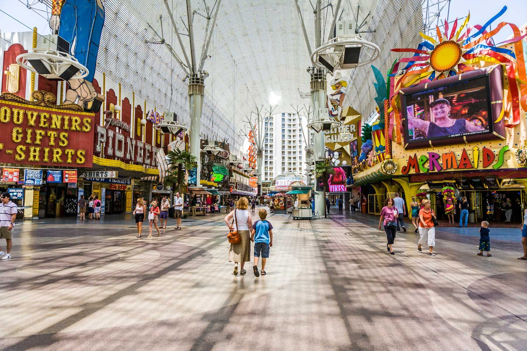 Die Leute besuchen tagsüber die berühmte alte Freemont Street-Erfahrung in der Innenstadt von Las Vegas.
