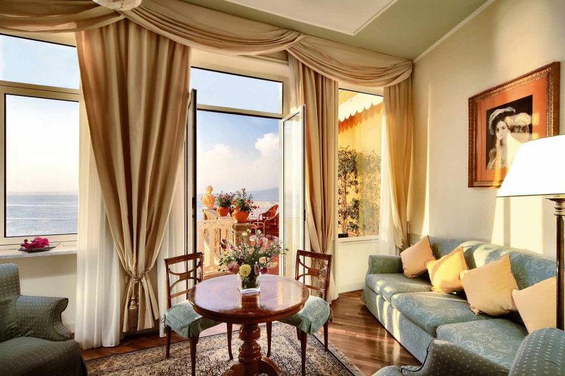   Vista de la sala de estar en Grand Hotel Excelsior Vittoria