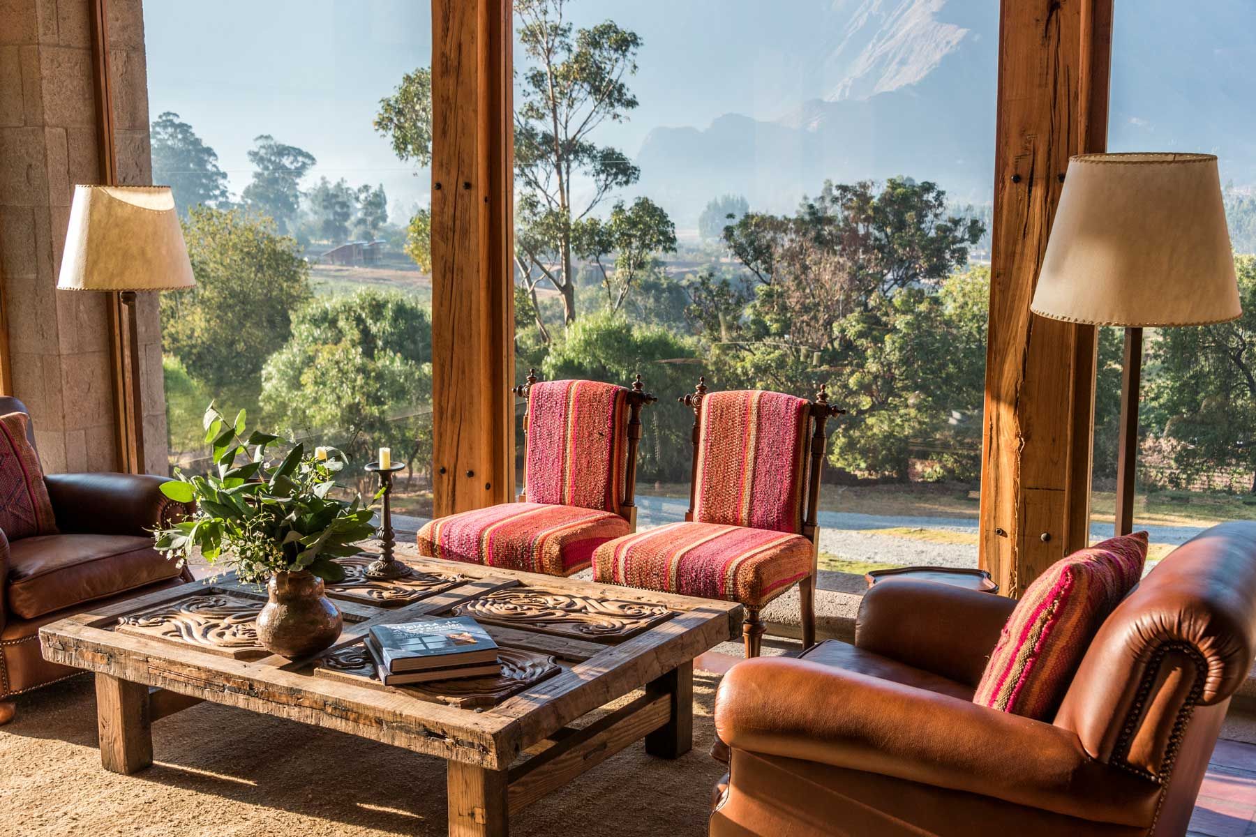Pogled iz salona na odmaralište Inkaterra Hacienda Urubamba u Peruu
