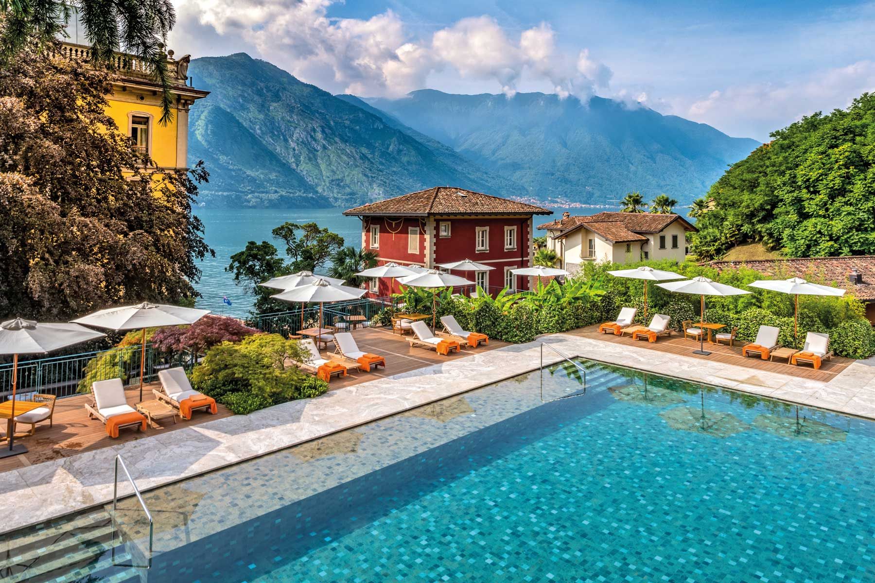 Bazen s pogledom na planine u Grand hotelu Tremezzo u Italiji