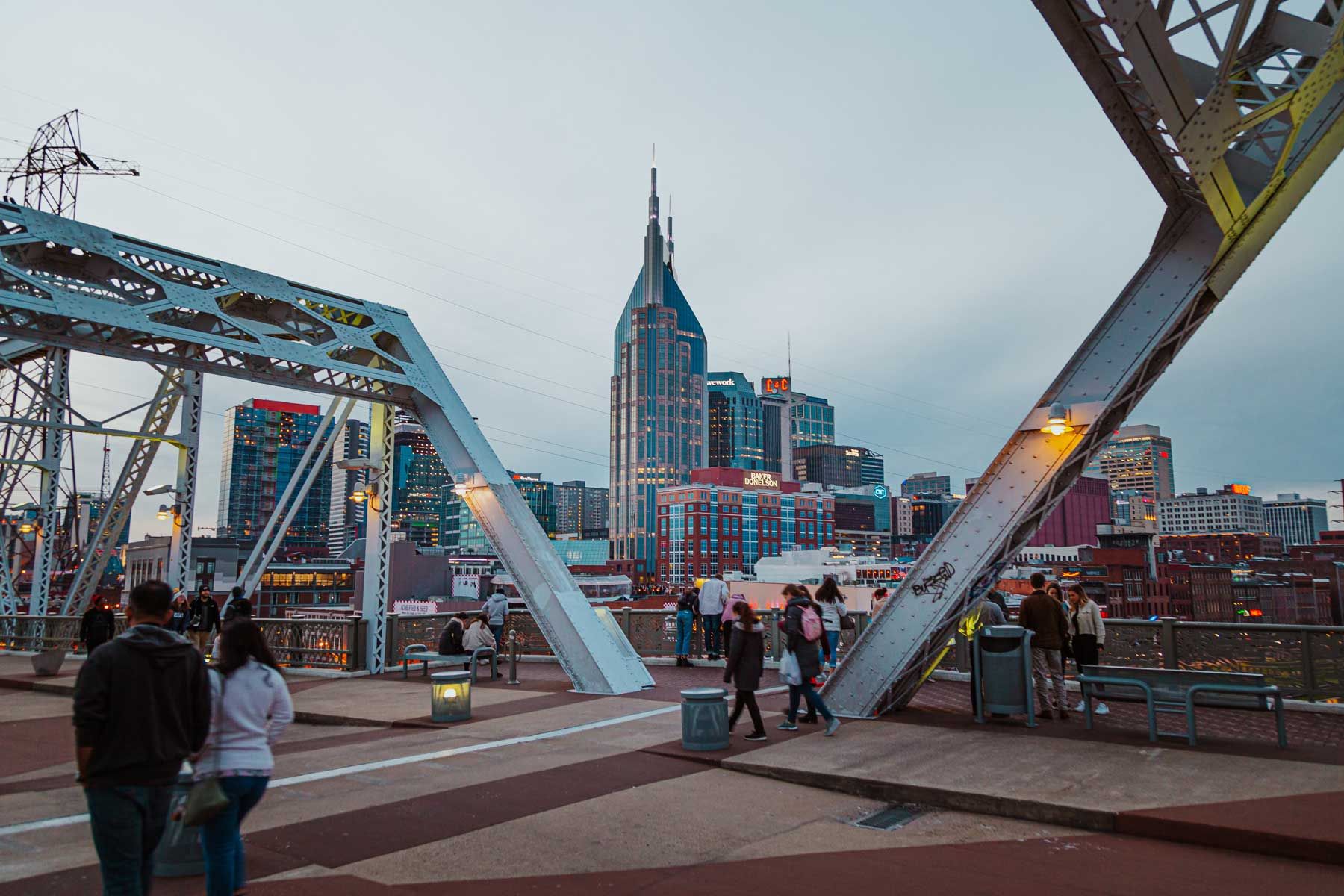 Scena iz Nashvillea s pješačkim mostom John Seigenthaler. Vanjske snimke gradskih scena u Nashvilleu u državi Tennessee tijekom zime.