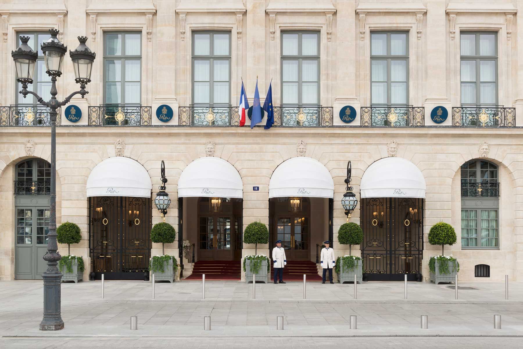 Dos porteros frente al hotel Ritz Paris