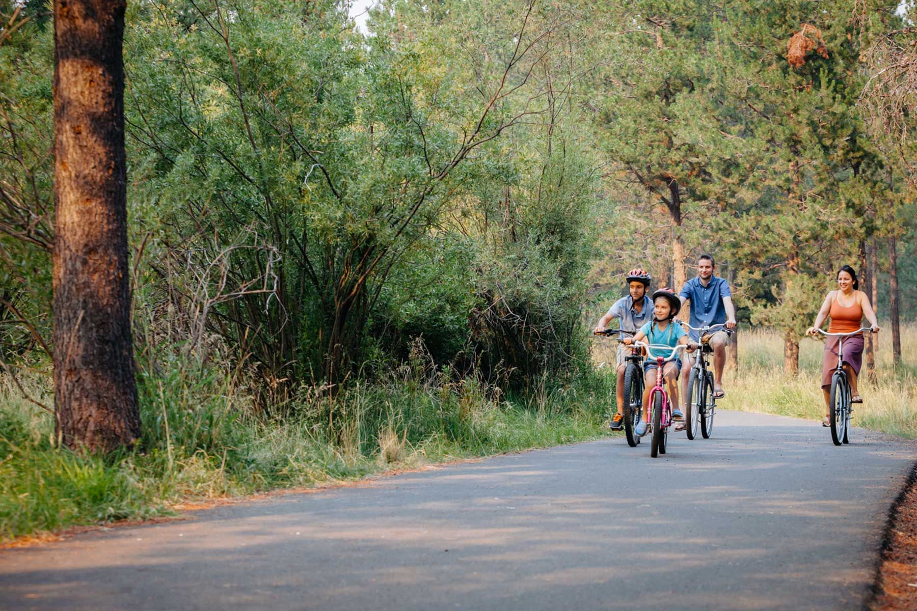 I clienti viaghjanu in bicicletta nantu à una pista in Sunriver Resort in Oregon
