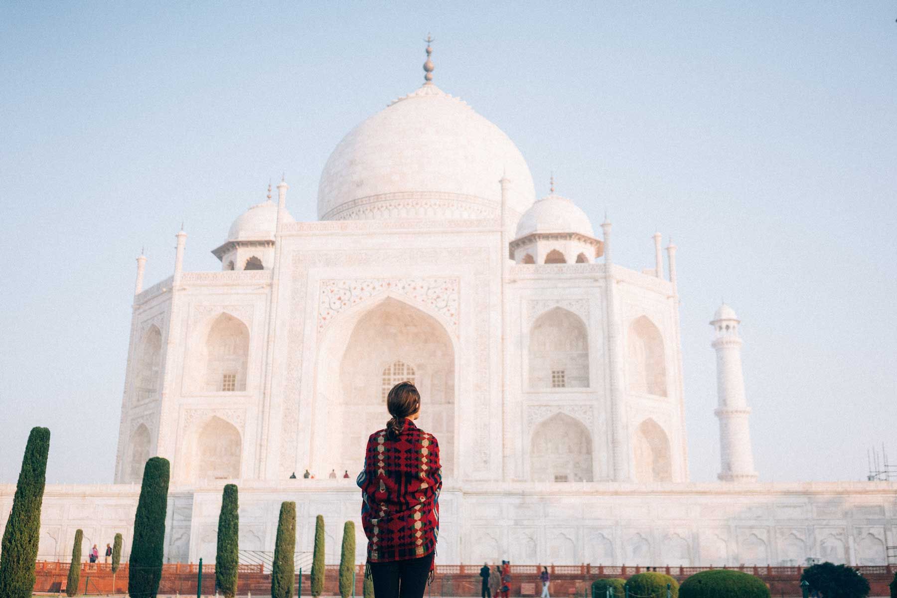 Frau in der Nähe des Taj Mahal