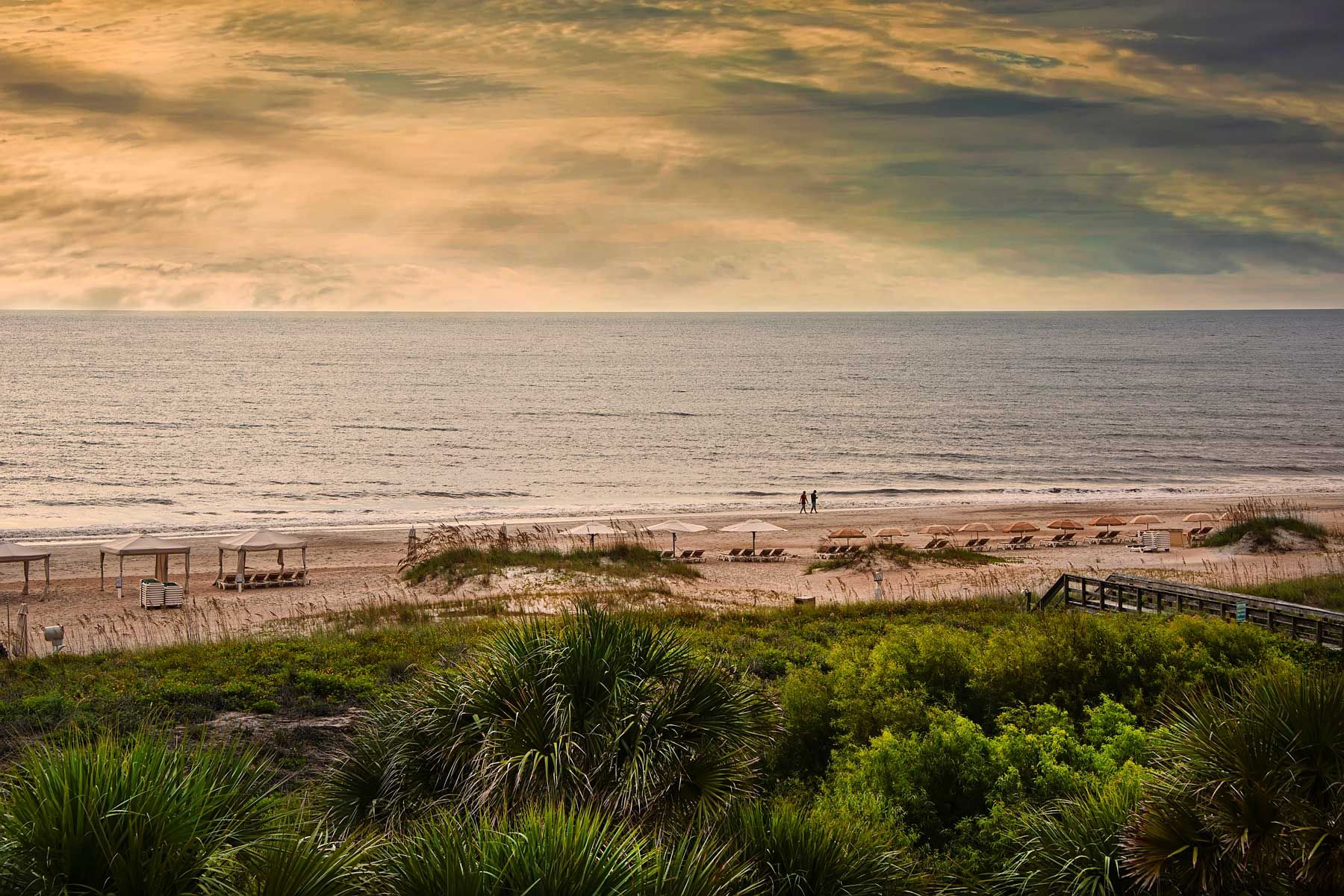 Sonnenuntergang am Horizont am Amelia Island Beach und dem Atlantischen Ozean, in Amelia Island, Florida
