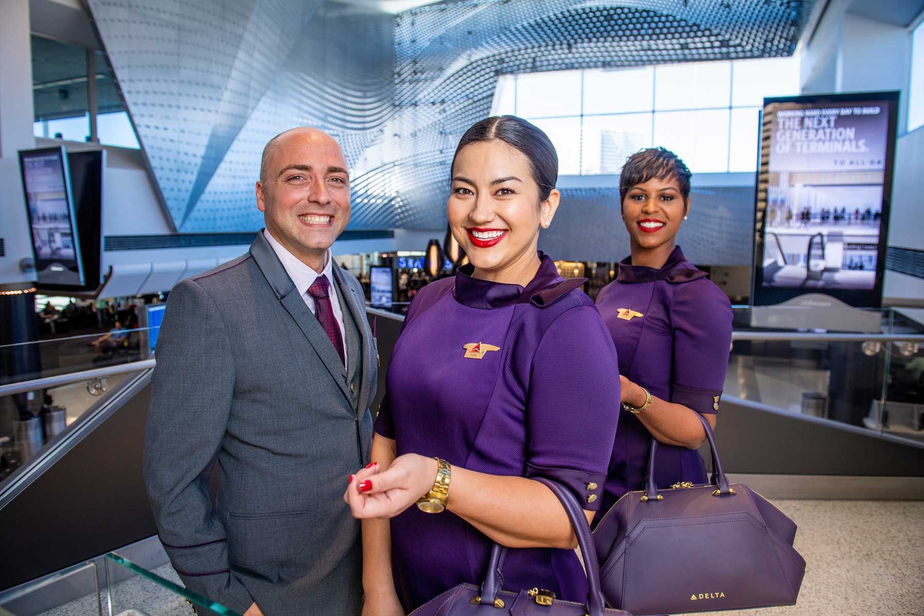 Lächelnde Mitarbeiter von Delta Airlines