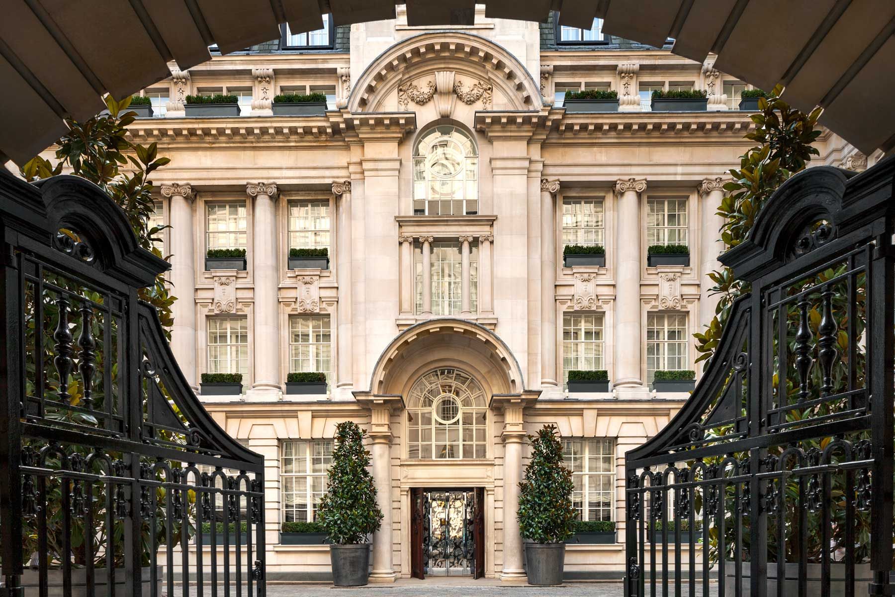 Reich verzierter Eingang zum Rosewood London Hotel