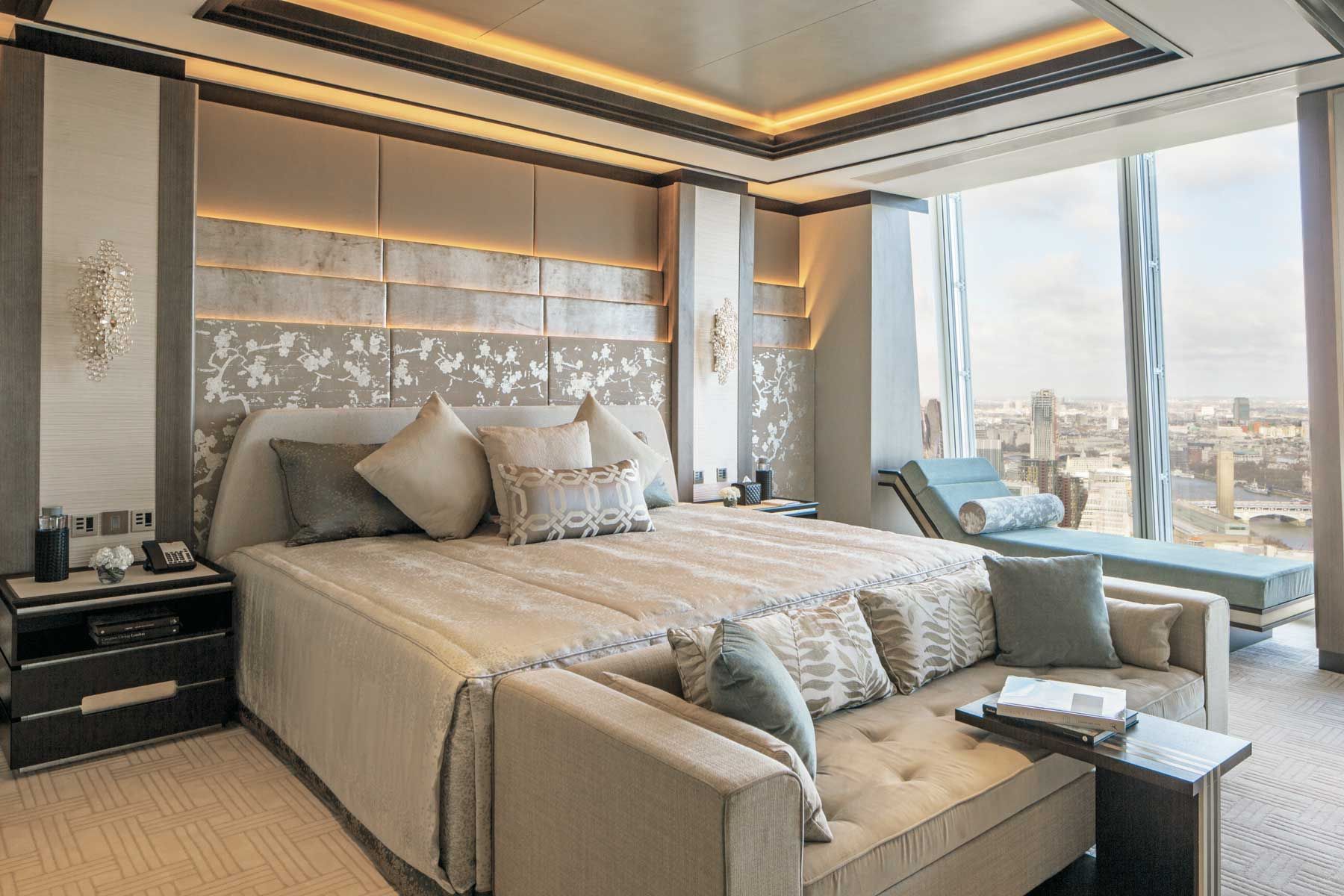 Spavaća soba s pogledom na grad u hotelu Shangri-La at the Shard, u Londonu