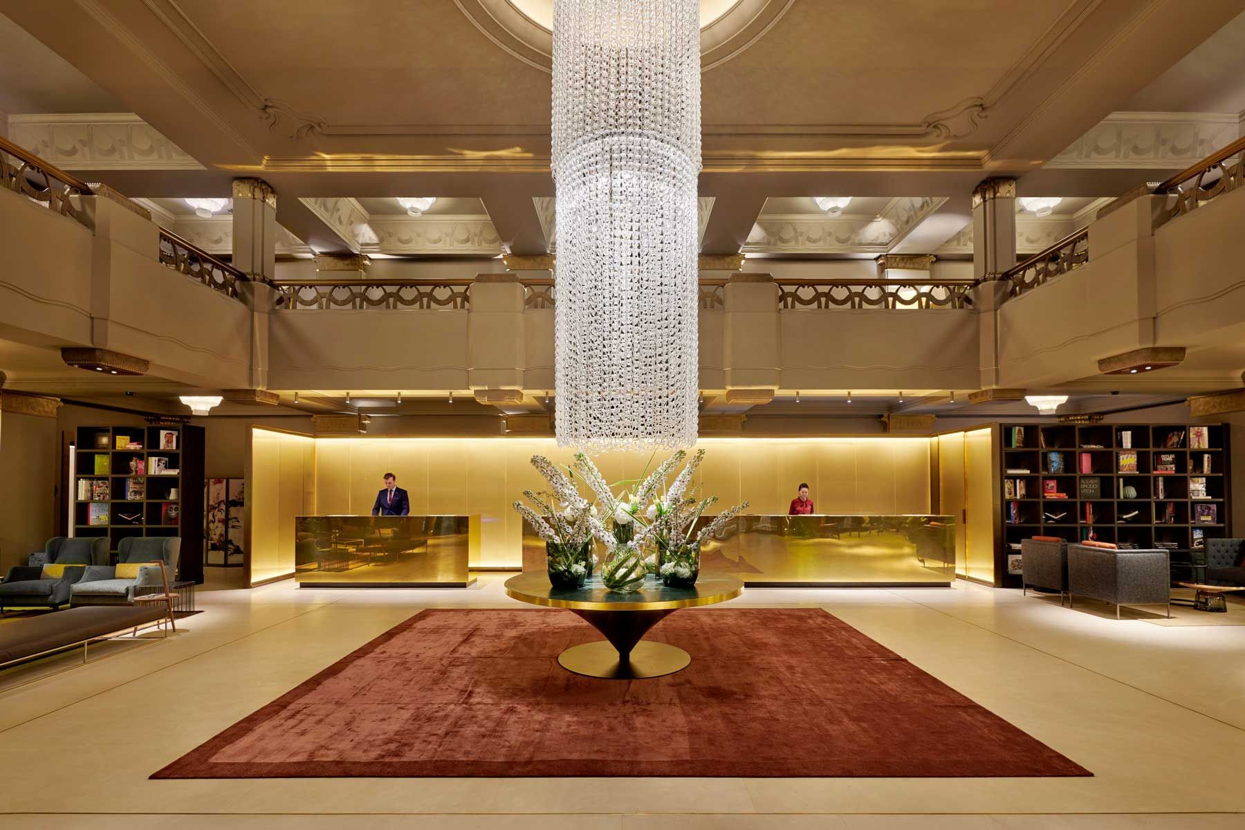 Die Lobby des Hotel Cafe Royal in London mit einem großen Kronleuchter