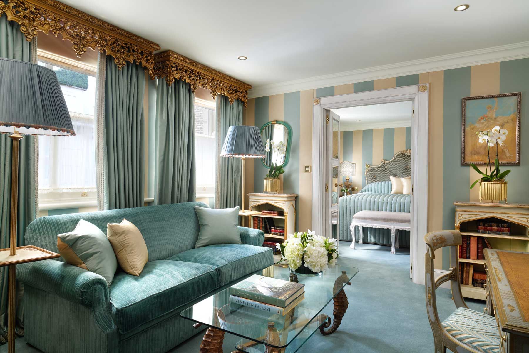 Unutar apartmana uređenog u krem ​​i plavoj boji hotela The Milestone u Londonu