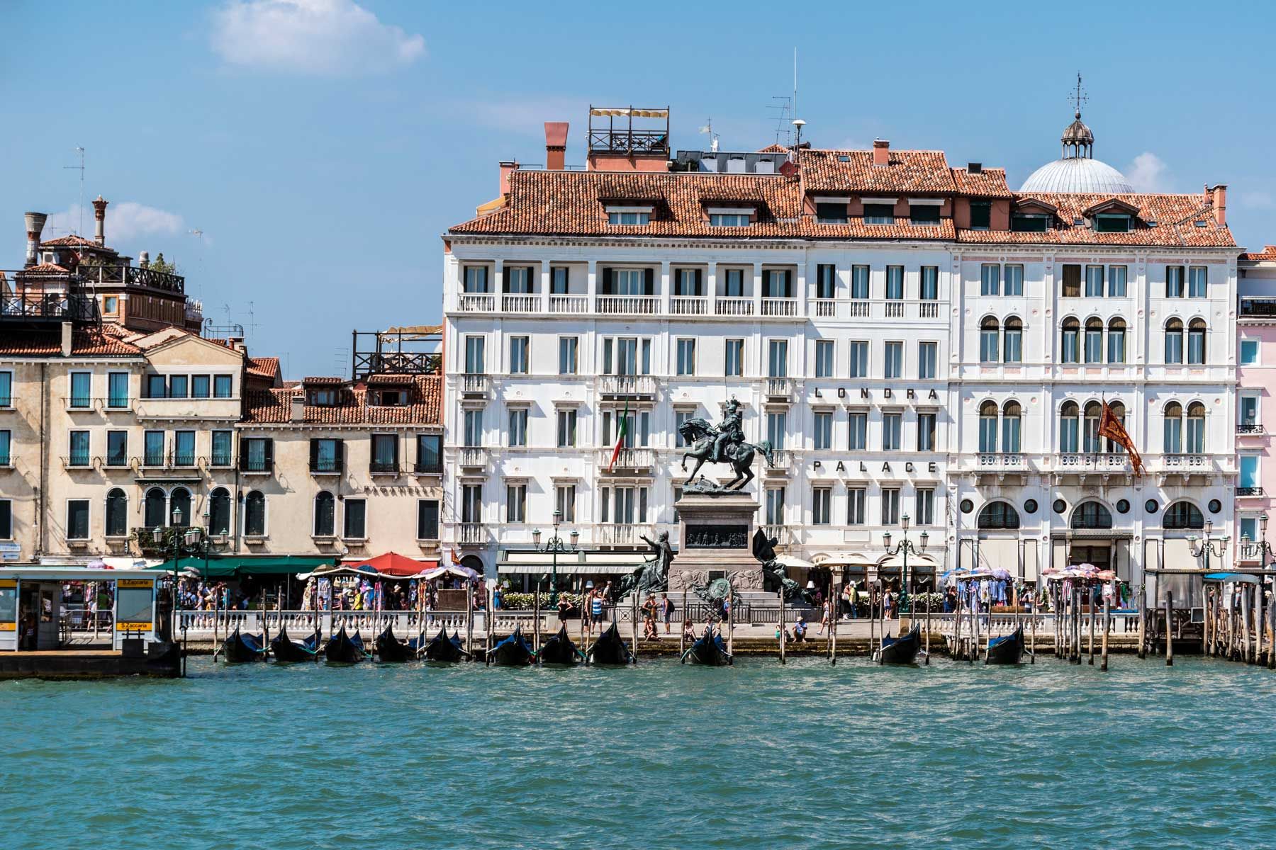 Promenade Riva Degli Schiavoni, Hotel und Denkmal für Victor Emmanuel II in Venedig, Italien