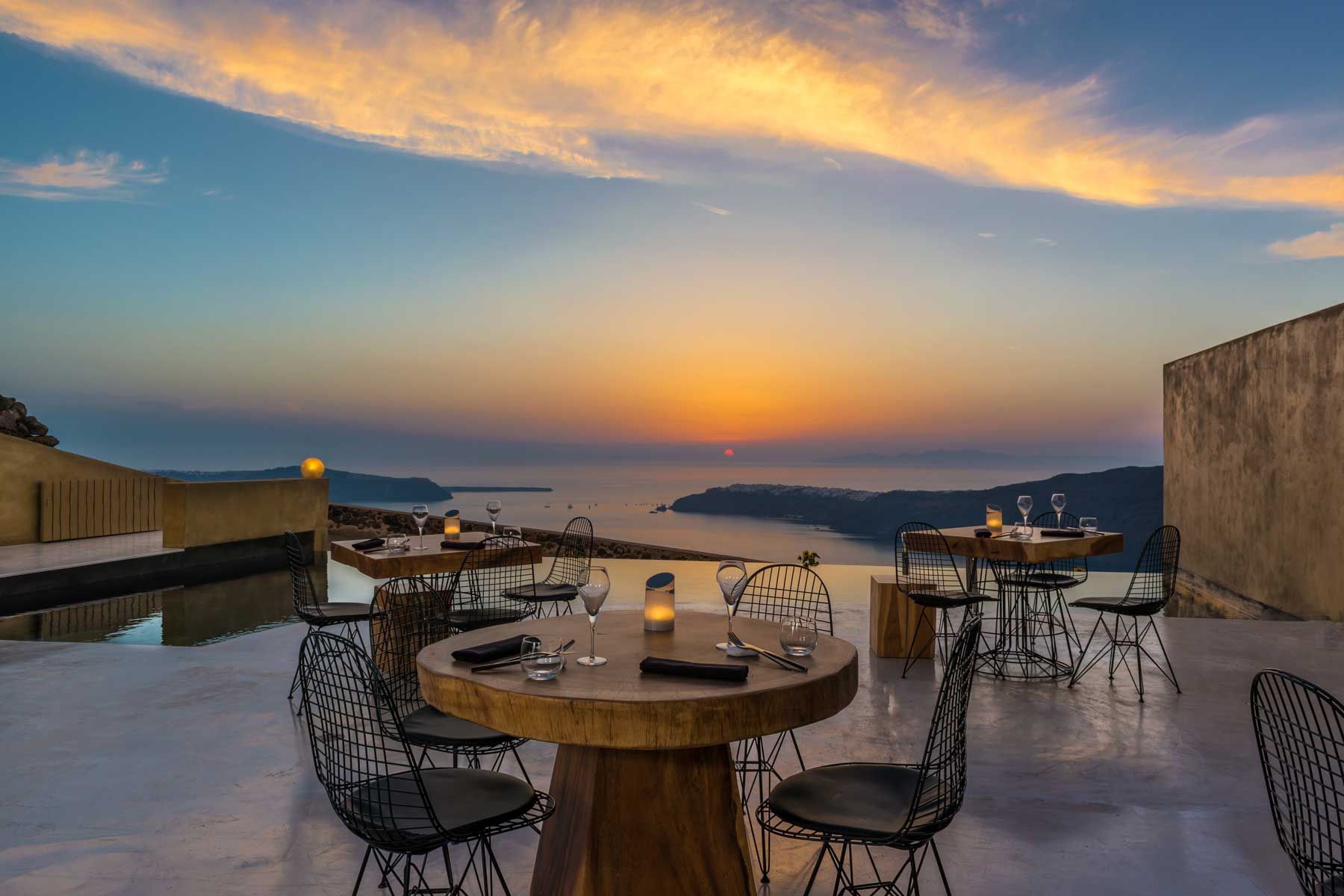 Essen im Freien im Andronis Concept Wellness Resort auf Santorini mit einem atemberaubenden Blick auf den Sonnenuntergang