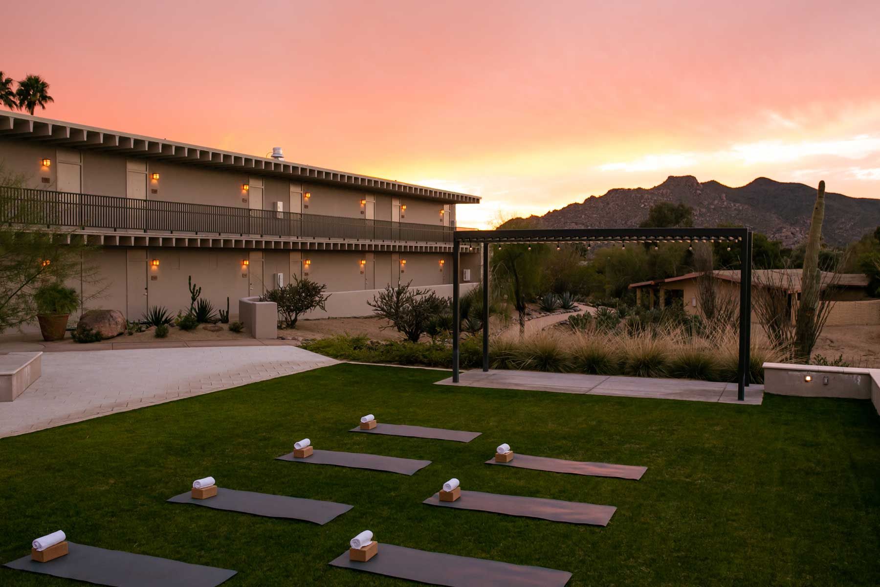 Yoga bei Sonnenuntergang im CIVANA Wellness Resort & Spa in Arizona